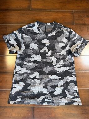 lululemon athletica Men's Black & Gray Camo Short-Sleeve Tee